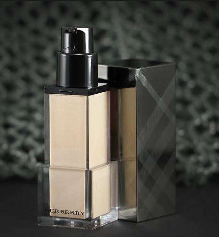 BURBERRY Fresh Glow Foundation Luminous Fluid Foundation SPF15/PA+++ ผิวหน้าเนียนเรียบสวยกระจ่างใสอย่างเป็นธรรมชาติด้วย รองพื้นเนื้อบางเบาให้ผิวชุ่มชื่น สดใส สะท้อนความเปล่งปลั่งราวไข่มุก เหมือนไม่ได้แต่งหน้า ให้การปกปิดระดับกลาง อันอุดมไปด้วย