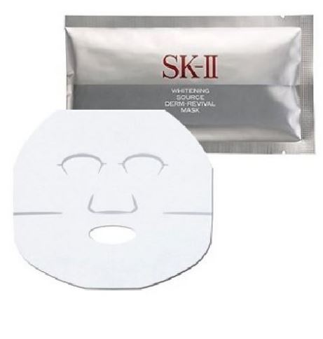 SK-II Whitening Source Derm-Revival Mask แผ่นมาสก์บำรุงผิวหน้าที่ผสานคุณค่าจาก พิเทร่าTM, สารสกัดจากวิตามินซี และไนอะซินาไมด์ ตัวมาส์กที่ยืดกระชับได้ ให้สัมผัสนุ่มละมุนและแนบสนิทกระชับรูปหน้าเป็นพิเศษ เพื่อให้ส่วนผสมเข้มข้นเพื่อผิว กระจ่างใสได