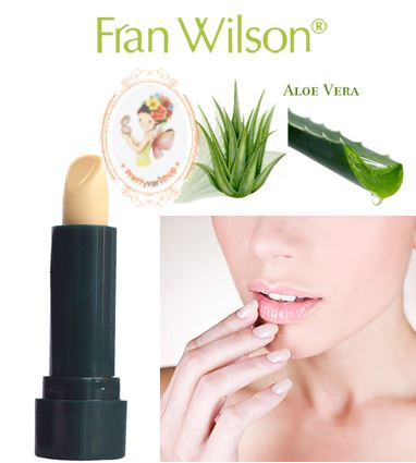 Fran Wilson Aloe Lip Therapy Lip Care ลิปว่านหางจระเข้+วิตามินอี ส่วนผสมจากธรรมชาติ 100% ช่วยบำรุงริมฝีปากให้เนียนนุ่มชุ่มชื่น ลดอาการแห้ง แตก เป็นขุย ผิวอักเสบได้เป็นอย่างดี และยังมีกลิ่นหอมนุ่มของวนิลลา เหมือนกลิ่นขนมน่ากินมากๆเลยจ้า