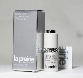 La Prairie White Caviar Illuminating Eye Serum ขนาดทดลอง 5 ml. เซรั่มที่ตอบโจทย์ปัญหาผิวรอบดวงตาได้อย่างครบถ้วน ไม่ว่าจะเป็นเรื่องริ้วรอยที่เห็นเด่นชัด ความหมองคล้ำ และสำหรับผู้ที่มีอาการบวมบริเวณใต้ตาก็ไม่ต้องกังวลเพราะมีส่วนผสมของคาเฟอีนที่ช่ว