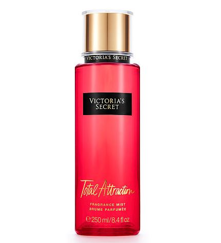 Victoria's Secret Total Attraction Fragrance Mist 250 ml. สเปร์ยฉีดผิวกายให้กลิ่นหอมติดตัวตลอดวัน กลิ่นดอกไม้หอม ดอกกล้วยไม้และลิลลี่ หอมหวานนุ่มละมุล สาวๆที่หลงไหลกลิ่นของดอกลิลลี่ จะต้องหลงรักกลิ่นนี้แน่นอน