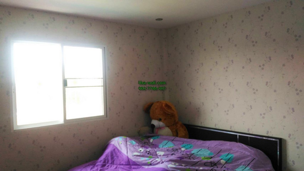 ผลงานตัวอย่าง การติดวอลเปเปอร์ลายดอกไม้ ถนนลาดกระบัง