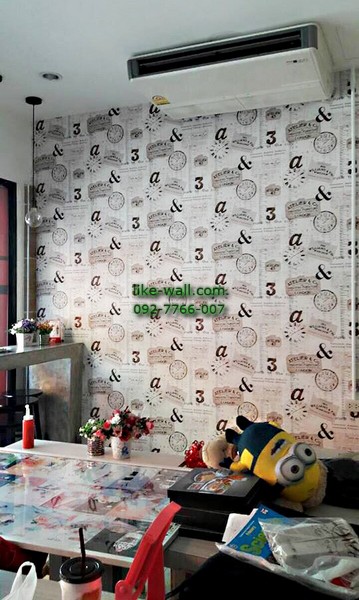 ผลงานตัวอย่าง การติดวอลเปเปอร์ติดผนัง ลายตัวอักษร ภายในร้านกาแฟ