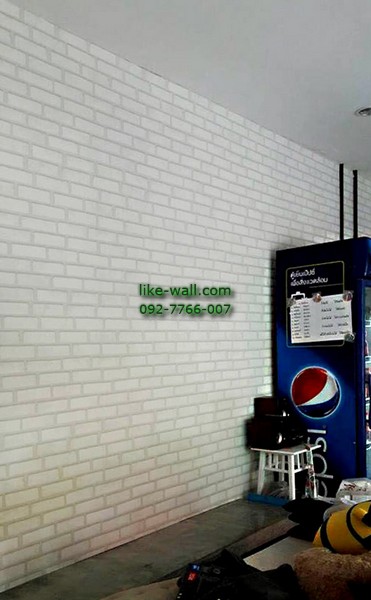 ผลงานตัวอย่าง การติดวอลเปเปอร์ติดผนัง ลายก้อนอิฐ ภายในร้านกาแฟ