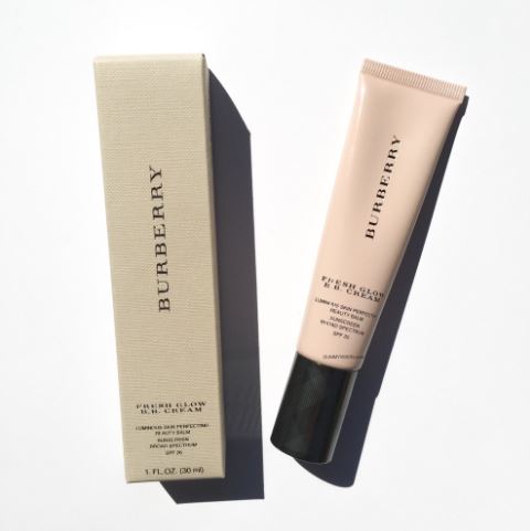 BURBERRY Fresh Glow B.B. Cream SPF 30 PA+++ 30 ml. บีบีครีมตัวใหม่ล่าสุด สำหรับสาวเอเชียโดยเฉพาะ ให้การปกปิดมากเป็นพิเศษ ช่วยเพิ่มความสว่างกระจ่าง พร้อมกับทำหน้าที่ปรับโทนสีผิวหน้าโดยรวมให้แลดูผ่อง สว่าง กระจ่าง และ สม่ำเสมอกันทั่วทั้งใบหน้า พ