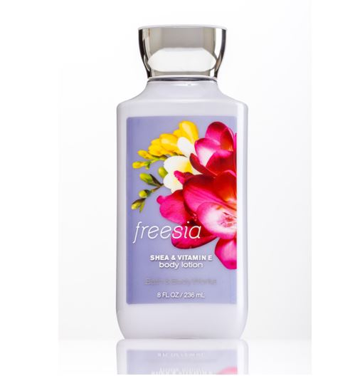 Bath & Body Works Freesia Shea & Vitamin E Body Lotion 236 ml. โลชั่นบำรุงผิวสุดพิเศษ กลิ่นหอมโทนดอกไม้ ดอกฟรีเซีย ผสมกลิ่นหอมชองมัคส์ เปลือกไม้ หอมเหมือนช่อดอกไม้บูเก้ที่มีดอกไม้พันธุ์ไม้หลากหลายชนิด