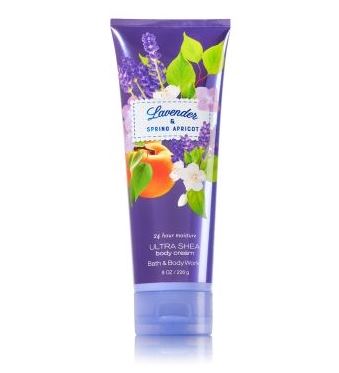 Bath & Body Works Lavender & Spring Apricot 24 Hour Moisture Ultra Shea Body Cream 226g. ครีมบำรุงผิวสุดเข้มข้น เติมความชุ่มชื่นให้กับผิวกลิ่นหอมโทนฟรอรัลดอกไม้ผสมกลิ่นเปลือกไม้หอม และกลิ่นมัคส์ หอมนุ่มอบอวลของกลิ่นลาเวนเดอร์ผ่อนคลาย เ