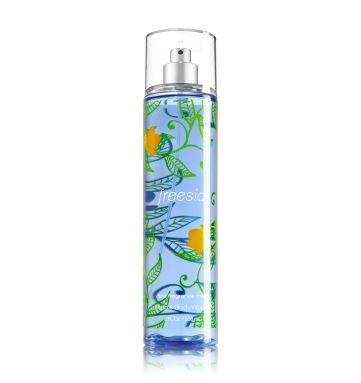 Bath & Body Works Freesia Fine Fragrance Mist 236 ml. สเปร์ยน้ำหอมที่ให้กลิ่นติดกายตลอดวัน กลิ่นหอมโทนดอกไม้ ดอกฟรีเซีย ผสมกลิ่นหอมชองมัคส์ เปลือกไม้ หอมเหมือนช่อดอกไม้บูเก้ที่มีดอกไม้พันธุ์ไม้หลากหลายชนิด