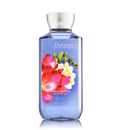 Bath & Body Works Freesia Shea & Vitamin E Shower Gel 295ml. เจลอาบน้ำกลิ่นหอมติดกายนานตลอดวัน กลิ่นหอมโทนดอกไม้ ดอกฟรีเซีย ผสมกลิ่นหอมชองมัคส์ เปลือกไม้ หอมเหมือนช่อดอกไม้บูเก้ที่มีดอกไม้พันธุ์ไม้หลากหลายชนิด