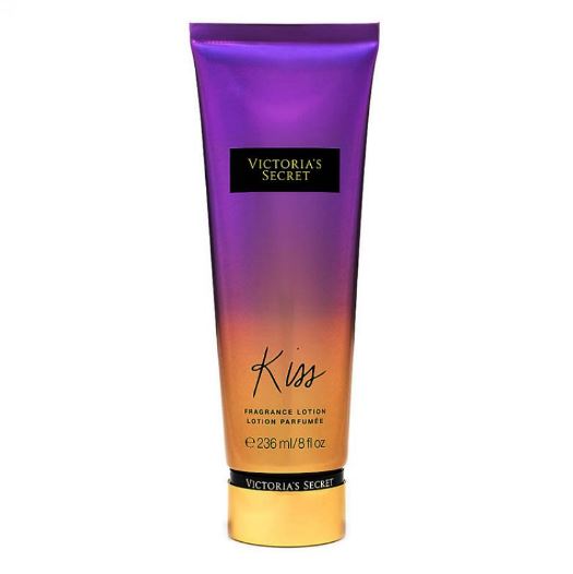 Victoria's Secret Fantasies Kiss Fragrance Lotion 236ml. โลชั่นน้ำหอม ที่ช่วยกักเก็บความชุ่มชื่นยาวนาน 24 ชม. และให้กลิ่นหอมติดทนนาน กลิ่นนี้ให้กลิ่นหอมนุ่มๆเซ็กซี่โทนดอกไม้ผสมกับกลิ่นวนิลลา