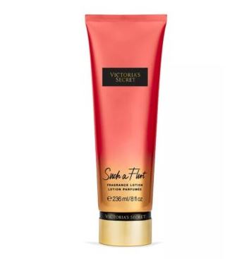 Victoria's Secret Fantasies Such a Flirt Fragrance Lotion 236ml. โลชั่นน้ำหอม ที่ช่วยกักเก็บความชุ่มชื่นยาวนาน 24 ชม. และให้กลิ่นหอมติดทนนาน กลิ่นนี้ให้กลิ่นหอมกระตุ้นความมีชีวิตชีวาด้วยกลิ่นของผลมะเฟือง กับกลิ่นหอมน่ารักๆของกล้วยไม้หอม