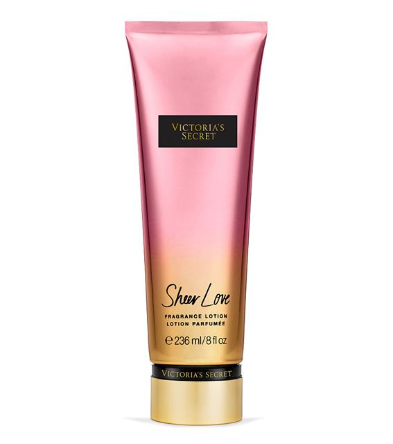 Victoria's Secret Fantasies Sheer Love Fragrance Lotion 236ml. โลชั่นน้ำหอม ที่ช่วยกักเก็บความชุ่มชื่นยาวนาน 24 ชม. และให้กลิ่นหอมติดทนนาน กลิ่นนี้ให้กลิ่นหอมสดชื่น เริงร่าไปกับกลิ่นของ White Cotton กับดอกลิลลี่สีชมพู