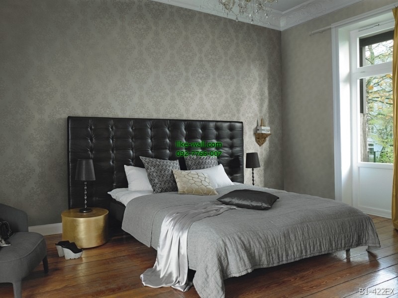 ตัวอย่างผลงานภายในห้องนอนตกแต่งด้วย วอลเปเปอร์ติดผนัง ลายหลุยส์ สีน้ำตาล