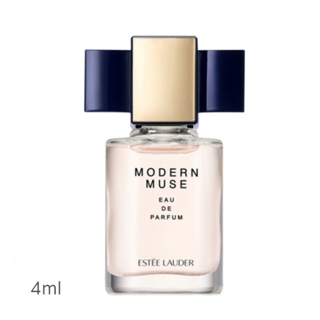 ESTEE LAUDER Modern Muse Eau De Parfum หัวสเปร์ย ขนาดทดลอง 4ml. น้ำหอมที่ได้แรงบันดาลใจจากผู้หญิงยุคใหม่ หอมแนวฟลอรัลวู้ดดี้ กลิ่นส้มที่หอมหวานผสานสองมิติของกลิ่นดอกไม้และเปลือกไม้หอมที่แฝงเสน่ห์เย้ายวน บ่งบอกความมั่นใจมีสไตล์ และมุมมองของสาวส