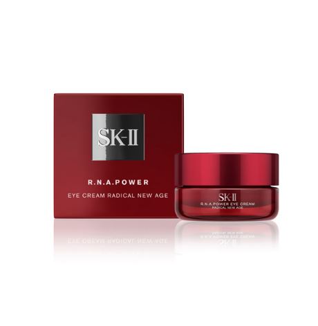 SK-II  R.N.A. Power Eye Cream Radical New Age 15ml. นวัตกรรมใหม่เพื่อดวงตาที่จะช่วยให้ดวงตาดูกลมโตและเปล่งประกายอ่อนเยาว์อย่างที่ผู้หญิงทุกคนปรารถนา ริ้วรอยต่างๆ ให้ลดลง รูขุมขนเล็กลง ผิวรอบดวงตากระชับมากขึ้น ดวงตาจะดูเด็กลงและสดใสมากขึ้น ให้ด