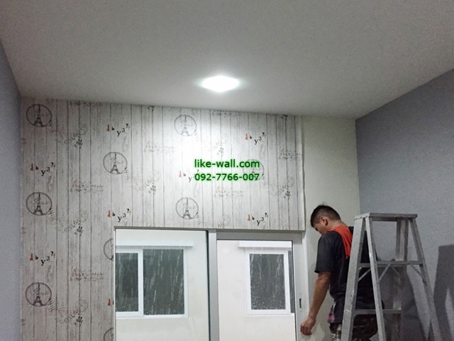 ผลงานตัวอย่าง การติดวอลเปเปอร์ติดผนัง ลายไม้เก่า ย่านกิ่งแก้ว