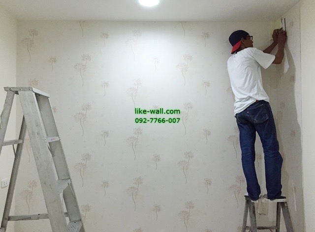 ผลงานตัวอย่าง การติดวอลเปเปอร์ติดผนัง ลายดอกไม้ ย่านกิ่งแก้ว