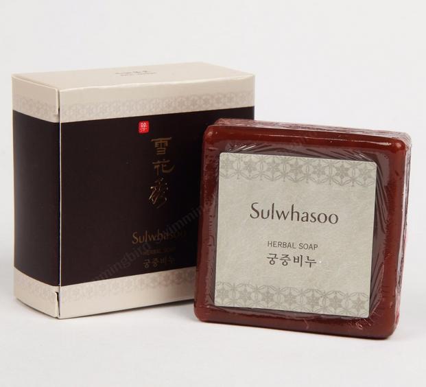 Sulwhasoo Herbal Soap 49g. สบู่สมุนไพรสูตรต้นตำรับจากเกาหลี ทำความสะอาดผิวได้อย่างหมดจด พร้อมบำรุงผิวพรรณให้เรียบเนียนเปล่งปลั่ง ด้วยส่วนผสมชั้นเลิศจากธรรมชาติหลากหลายชนิด ช่วยบำรุงดูแลผิวพรรณให้เรียบเนียนเปล่งปลั่งและดูอ่อนเยาว์