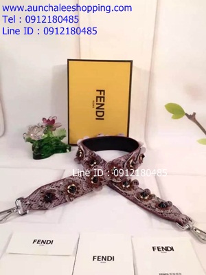 Fendi Strap leather bag Hiend หนังสวยน่าใช้มากๆ คะ