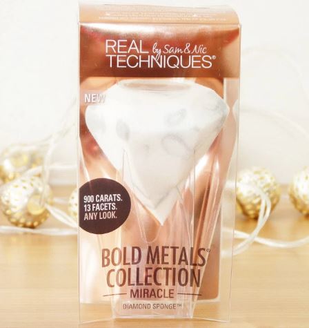 **พร้อมส่ง**Real Techniques Bold Metals Collection Miracle Diamond Sponge ฟองน้ำทรงเพชร 1 ใน Bold Metals Collection ให้ทุกการเมคอัพหรูหราประดุจเจ้าหญิง ด้วยการใช้งานที่ครบใน 1 เดียว ไม่ว่าจะจุดเล็กแค่ไหน ก็ไม่เป็นปัญหาอีกต่อไป ความพิเศษจาก Real Techniques