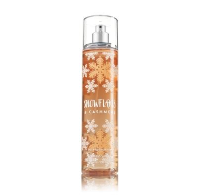 Bath & Body Works Snowflakes & Cashmere Fine Fragrance Mist 236 ml. สเปร์ยน้ำหอมที่ให้กลิ่นติดกายตลอดวัน กลิ่นหอมโทนวนิลลาที่หอมสดชื่น เจือกลิ่นส้มปลายๆกลิ่น ให้กลิ่นที่หอมนุ่มๆสดชื่นมากค่ะ