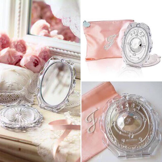 **พร้อมส่ง**Jill Stuart Compact Mirror II กระจกรูปวงรีแบบพับตั้งโต๊ะได้ พร้อมกระเป๋าสำหรับพกพา ขนาดกระทัดรัดเพียง 9cm X 11.5cm  ดีไซน์สวยหรูหราสไตล์เจ้าหญิง พร้อมเพิ่มความมีระดับด้วยคริสตัลวาววับเม็ดใหญ่ด้านในและที่ซิปของกระเป๋า ให้สาวๆ ส่องความสวยได้ทุกท