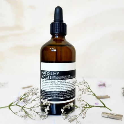 Aesop Parsley Seed Anti-Oxidant Serum 100ml. เซรั่มสูตรเข้มข้นสำหรับผิวธรรมดาถึงผิวผสม และผิวแพ้ง่าย ช่วยมอบความชุ่มชื้น และคืนความอ่อนนุ่นเรียบเนียน พร้อมปกป้องผิวจากส่วนผสมแอนตี้ออกซิแดนท์ เนื้อบางเบา แต่มีคุณค่าเข้มข้นจากเมล็ดพาร์สลีย์แบบเต