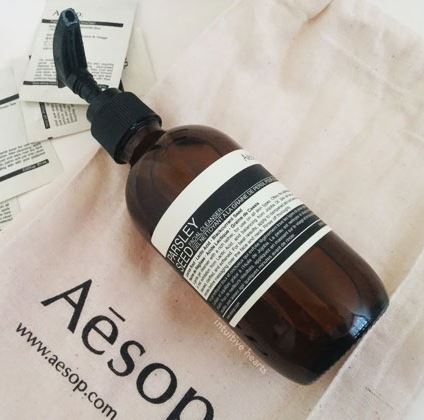 Aesop Parsley Seed Facial Cleanser 200ml. คลีนเซอร์ฟองหนานุ่มที่จะช่วยทำความสะอาดผิวอย่างหมดจด เหมาะสำหรับทุกสภาพผิว โดยเฉพาะผิวผสม และผู้ที่มีปัญหาสิว มีส่วนผสมของกรดแลคติก ที่ช่วยนำเอาส่วนผสมเข้าชำระล้างสิ่งสกปรกบนใบหน้าออกได้อย่างหมดจด