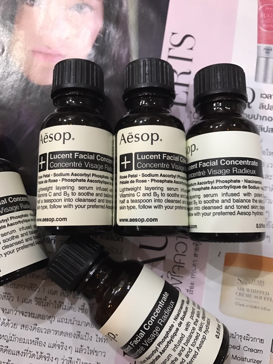 Aesop Lucent Facial Concentrate ขนาดทดลอง 15ml. เซรั่มให้ความชุ่มชื้นสูตรเข้มข้น เหมาะสำหรับผิวทุกประเภท เนื้อเซรั่มบางเบา ช่วยปลอบประโลมและฟื้นบำรุงและปรับสมดุลแก่ผิว เซรั่มเนื่อบางเบา ไม่เหนียวเหนอะหนะ สามารถใช้เป็นผลิตภัณฑ์ชิ้นเดี่ยวที่ให้ค