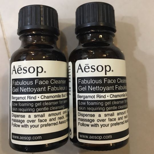 Aesop Fabulous Face Cleanser Gel ขนาดทดลอง 15ml. คลีนเซอร์เนื้อเจลสูตรฟองน้อยเหมาะสำหรับผิวธรรมดาและผิวแพ้ง่าย เป็นผลิตภัณฑ์ทำความสะอาดผิวที่ได้รับความนิยมสูง ด้วยสูตรเจลที่ผสานพลังจากน้ำมันมะกอก ชาเขียว และอโลเวราช่วยทำความสะอาดให้กับผิวอย่าง