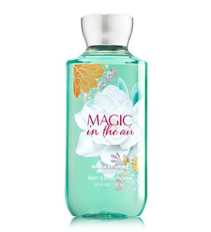 Bath & Body Works Magic in the Air Shea & Vitamin E Shower Gel 295ml. เจลอาบน้ำกลิ่นหอมติดกายนานตลอดวัน เนื้อเจลเข้มข้นบำรุงผิวให้รู้สึกชุ่มชื่นตั้งแต่ครั้งแรกที่ใช้เลยค่ะ กลิ่นหอมของดอกลิลลี่วนิลลา โทนดอกไม้หอมนุ่มๆค่ะ