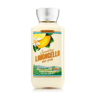 Bath & Body Works Sparkling Limoncello Shea & Vitamin E Body Lotion 236 ml. โลชั่นบำรุงผิวสุดพิเศษ กลิ่นหอมเย็นสดชื่น ของมิ้นท์มะนาว ที่ตัดความเปรี้ยวให้หอมนุ่มพอดีกับกลิ่นมัคส์ เป็นการผสมผสานที่ลงตัวสุดๆ ใครชอบแนวหอมโทนผลไม้เย็นๆต้องช