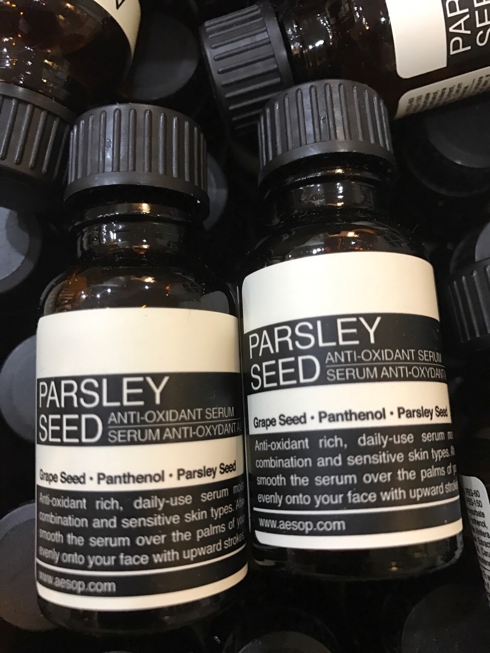Aesop Parsley Seed Anti-Oxidant Serum 15ml. เซรั่มสูตรเข้มข้นสำหรับผิวธรรมดาถึงผิวผสม และผิวแพ้ง่าย ช่วยมอบความชุ่มชื้น และคืนความอ่อนนุ่นเรียบเนียน พร้อมปกป้องผิวจากส่วนผสมแอนตี้ออกซิแดนท์ เนื้อบางเบา แต่มีคุณค่าเข้มข้นจากเมล็ดพาร์สลีย์แบบเต