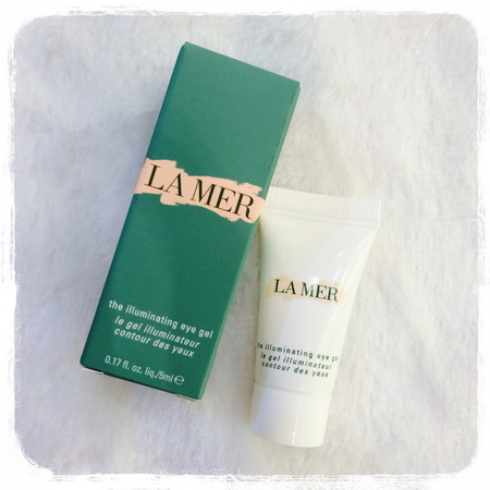 La Mer The Illuminating Eye Gel ขนาดทดลอง 5ml. ทรีทเมนต์บำรุงผิวรอบดวงตาสูตรเจล ให้ความรู้สึกสดชื่น ช่วยให้ผิวรอบดวงตาดูกระจ่างใส ด้วยคุณค่าแห่งการฟื้นบำรุงของน้ำสกัดเข้มข้น Miracle Broth อันเป็นเอกสิทธิ์แห่งลาแมร์