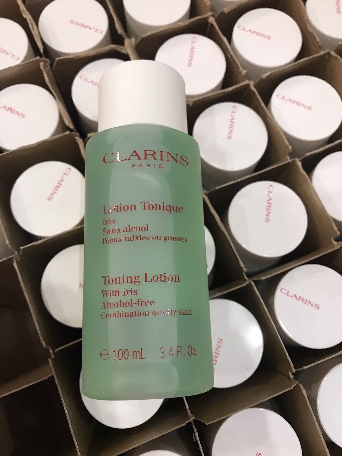 Clarins Toning Lotion With Iris ขนาดทดลอง 100ml. โทนเนอร์ปรับสภาพผิวปราศจากแอลกอฮอลล์ ด้วยสารสกัดของ Iris และ Sage ทำความสะอาดด่านสุดท้ายสำหรับผิวผสมหรือผิวมัน ให้เปล่งปลั่งนวลเนียน ปรับกระชับรูขุมขน และเตรียมพร้อมผิวสำหรับการบำรุงทุกขั้นตอนต่อไ