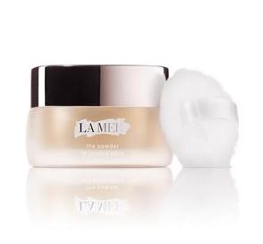 LA MER The Powder 8g. + Puff  ในกล่อง แป้งฝุ่นสี Translucent สำหรับทุกสีผิว ให้ลุคแบบ Matte Finish แต่มี Shimmer เบา ๆ ให้ความ Glow นิด ๆแต่ไม่ทำให้หน้ามันวาว หรูหราด้วยเนื้อสัมผัสที่เนียน ละเอียด บางเบา ให้ผิวดูเนียนละเอียด เปล่งปลั่ง กระจ่า