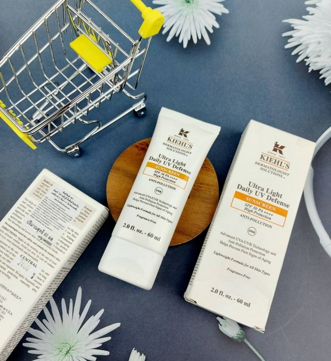 Kiehl's Ultra Light Daily UV Defense Sunscreen SPF 50 PA++++ 60 ml. กันแดดสูตรปรับปรุงใหม่ ปกป้องได้มากกว่าถึง 3 เท่า บางเบา หน้าไม่มัน ไม่ก่อให้เกิดสิวอุดตัน ขยายการปกป้องผิวให้กว้างขึ้น จากแต่เดิมปกป้องเพียงรังสียูวีเอคลื่นสั้น (short U