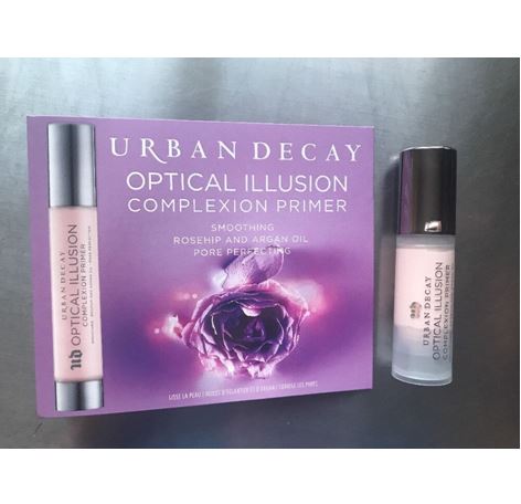 Urban Decay Optical Illusion Complexion Primer ขนาดทดลอง 5ml. ไพรเมอร์เนื้อบางเบาและนุ่มนวลดุจกำมะหยี่สีชมพูอ่อน ช่วยปรับผิวให้ดูสว่างขึ้นก่อนแต่งหน้า แต่เมื่อแห้งแล้วจะโปร่งแสงและดูนวลเนียน พร้อม กระจายแสงให้ผิวดูละมุนละไม และช่วยกลบร่องริ้วร