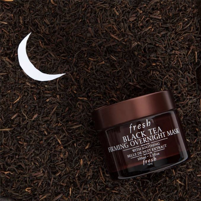 Fresh Black Tea Firming Overnight Mask 100ml. มาส์กชาดำบำรุงผิวที่ช่วยมอบความชุ่มชื้นแก่ผิวได้อย่างล้ำลึก ที่ถูกออกแบบมาเพื่อประสานการทำงานเป็นหนึ่งเดียว กับกระบวนการฟื้นบำรุงผิวตามธรรมชาติในช่วงขณะที่คุณหลับ ผลลัพธ์ที่ได้คือ คุณจะตื่นมาพบกับผ