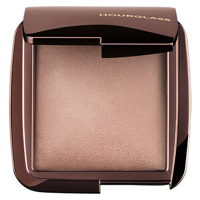 HOURGLASS Ambient Lighting Powder สี Dim Light แป้งสีเบจโทนส้มพีชที่จะช่วยปกปิดจุดบกพร่องบนใบหน้า เพื่อไฮไลท์และสร้างมิติด้วยสีที่น้ำตาลกลาง ที่ผสมทั้งวอร์มโทนฟินิชพาวเดอร์ แป้งเนื้อบางเบา ไม่ดูแมทเกินไป ช่วยให้หน้าดูนวล สว่าง มีออร่า