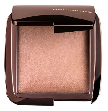 HOURGLASS Ambient Lighting Powder สี Radiant Light แป้งสีเบจอมทองเผยผิวหน้าสุขภาพดีด้วยสีวอร์มโทนอ่อนๆ ที่จะทำให้ผิวหน้าดูโกลวบ่มแดด แป้งเนื้อบางเบา ไม่ดูแมทเกินไป ช่วยให้หน้าดูนวล สว่าง มีออร่า