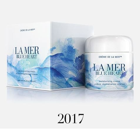 LA MER Blue Heart Creme de La Mer Moisturizing Cream 100ml. Limited Edition ครีมบำรุงผิวหน้า ต้นกำเนิดที่มาจากท้องทะเลอันเป็นตำนาน ฟื้นบำรุงผิว ผิวรู้สึกกระชับ เส้นริ้ว ร่องและรูขุมขนกลับแลดูเลือนลง ผิวแลดูอ่อนเยาว์ ชุ่มชื้น