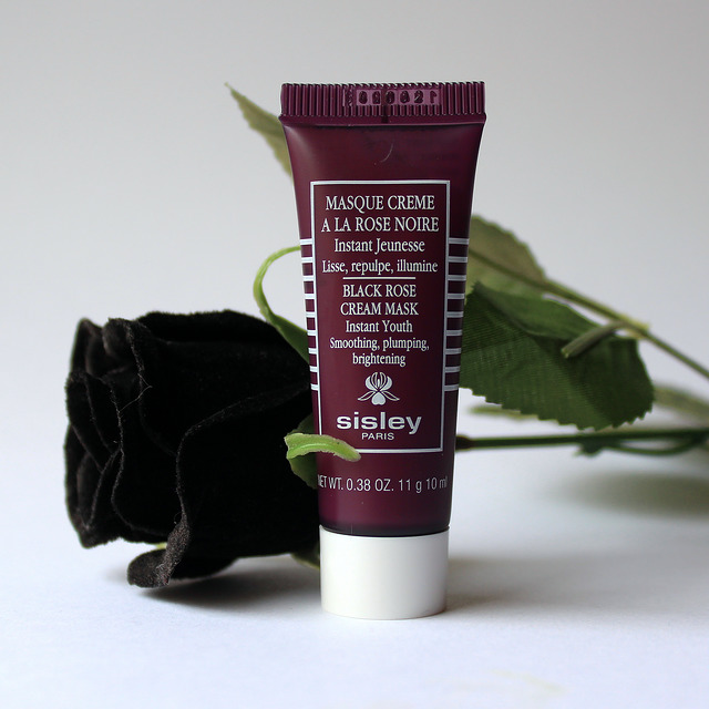 **พร้อมส่ง**ขนาดทดลอง Sisley Black Rose Cream Mask 10ml. มาสก์กุหลาบดำต่อต้านสัญญาณแห่งวัยที่ช่วย คืนความอ่อนเยาว์สดใสให้แก่ผิวภายในเวลา 15 นาที ด้วยปฏิบัติการ 3 ประการหลัก ได้แก่ ต่อต้านสัญญาณแห่งวัยเพื่อผิวที่เรียบเนียนเปล่งปลั่ง