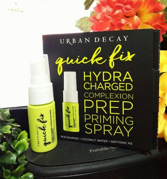 Urban Decay Quick Fix Spray Hydra-Charged Complexion Prep Priming Spray 15ml. สเปรย์น้ำแร่ไพร์มเมอร์บำรุงผิว เหมาะสำหรับทุกสภาพผิว เตรียมผิว ปลอบประโลม และเสริมความชุ่มชื้นผิว ช่วยกระชับรูขุมขน ฟื้นบำรุงความกระจ่างใส และปรับความเรียบเนียนของผิ