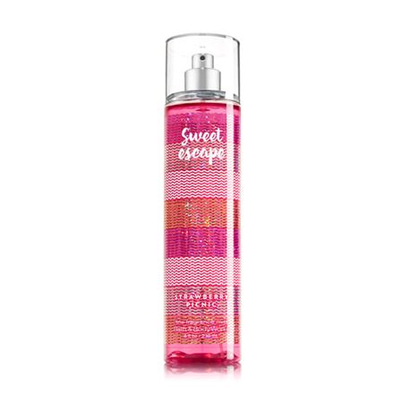 Bath & Body Works Sweet Escape Fine Fragrance Mist 236 ml. สเปร์ยน้ำหอมที่ให้กลิ่นติดกายตลอดวัน กลิ่นหอมโทนผลไม้ กลิ่นหอมหวานของสตรอเบอรี่ ผสมกับกลิ่นดอกไม้อ่อนๆ หอมสดใสน่ารักค่ะ