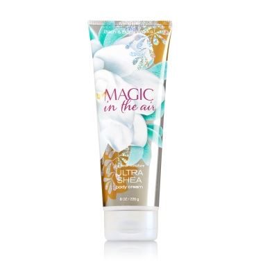 Bath & Body Works Magic in the Air 24 Hour Moisture Ultra Shea Body Cream 226g. ครีมบำรุงผิวสุดเข้มข้น มีกลิ่นหอมติดทนนาน ด้วยกลิ่นหอมของดอกลิลลี่วนิลลา โทนดอกไม้หอมนุ่มๆค่ะ
