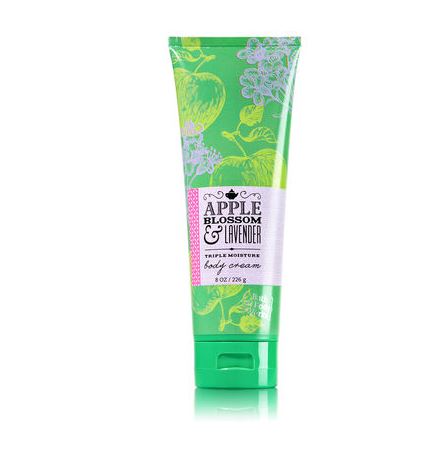 Bath & Body Works Apple Blossom & Lavender Triple Moisture Body Cream 226g. ครีมบำรุงผิวสุดเข้มข้น มีกลิ่นหอมติดทนนาน ด้วยกลิ่นหอมบริสุทธิ์ของกลิ่นผลไม้ หอมสดชื่นด้วยกลิ่นของแอปเปิ้ล ผลเสาวรส เติมกลิ่นให้หอมอบอวลยิ่งขึ้นด้วยกลิ่นลาเวนเ