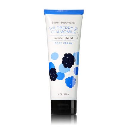Bath & Body Works Wildberry & Chamomile with Natural Tea Oil Body Cream 226g. ครีมบำรุงผิวสุดเข้มข้น มีกลิ่นหอมติดทนนาน ด้วยกลิ่นหอมที่ผสมระหว่างกลิ่นขิงอ่อนๆ เบอร์รี่และใบชาหอมๆ ธรรมชาติหอมสดชื่น