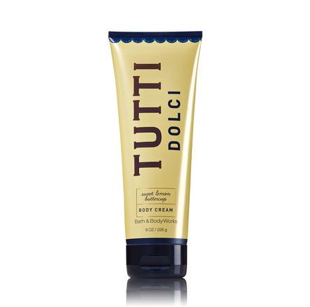 Bath & Body Works Tutti Dolci Sweet Lemon Buttercup Body Cream 226g. ครีมบำรุงผิวสุดเข้มข้น มีกลิ่นหอมติดทนนาน ด้วยกลิ่นหอมสดชื่นของมะนาวผสมกับกลิ่นครีมบัตเตอร์หอมๆ เป็นกลิ่นเฉพาะที่หอมหวานลงตัวมากๆ