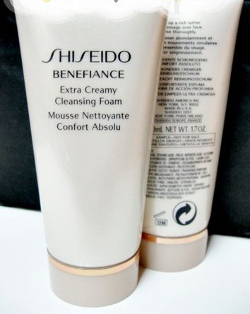Shiseido Benefiance Extra Creamy Cleansing Foam ขนาดทดลอง 50ml. โฟมล้างหน้าเนื้อเข้มข้นที่ช่วยชะล้างสิ่งสกปรก และผลัดเซลล์ผิวส่วนเกินซึ่งก่อให้เกิดริ้วรอยแห่งวัยได้อย่างนุ่มนวล โดยไม่ทำลายความชุ่มชื้นตามธรรมชาติของผิว เนื้อโฟมจะกลายเป็นฟองครีม